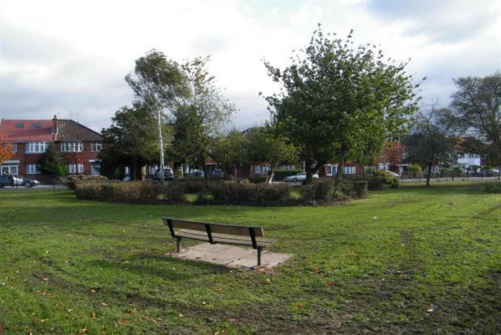 			NEW INSTRUCTION, 4 Bedroom, 1 bath, 1 reception House			 Friars Gardens, Acton